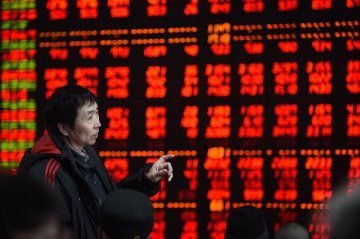 Chinese shares close higher Thursday