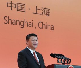 Xi hosts banquet for guests attending CIIE