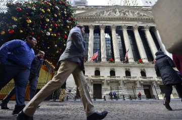 U.S. stocks trade sharply lower as fears for economic slowdown continue