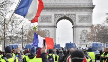Macron hikes minimum wage, cut tax to head off "Yellow Vests" protests