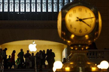 Apple cuts revenue guidance for Q1 fiscal quarter