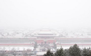 Beijing embraces post-holiday snow