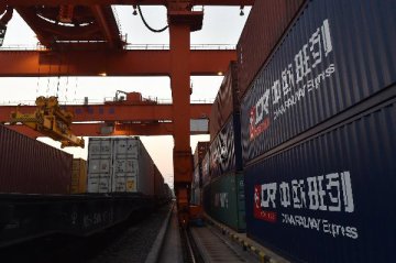 Chinas export container shipping index climbs in Feb