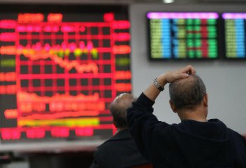 Chinese shares open lower Monday