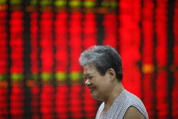 Chinese shares close higher Monday