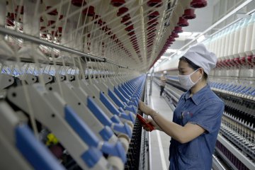 Chinas manufacturing PMI edges down