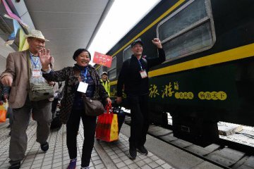 Chinas railways see 2.8 bln passenger trips in first three quarters