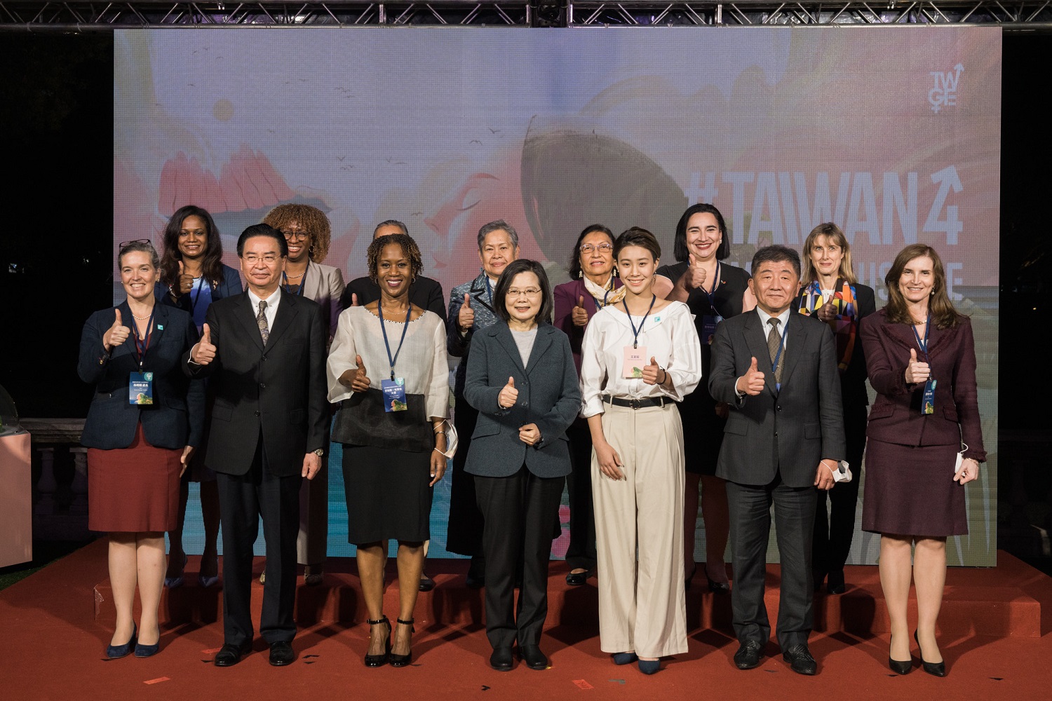 President Tsai attends the evening events with female members of the diplomatic corps, supporting climate actions together.