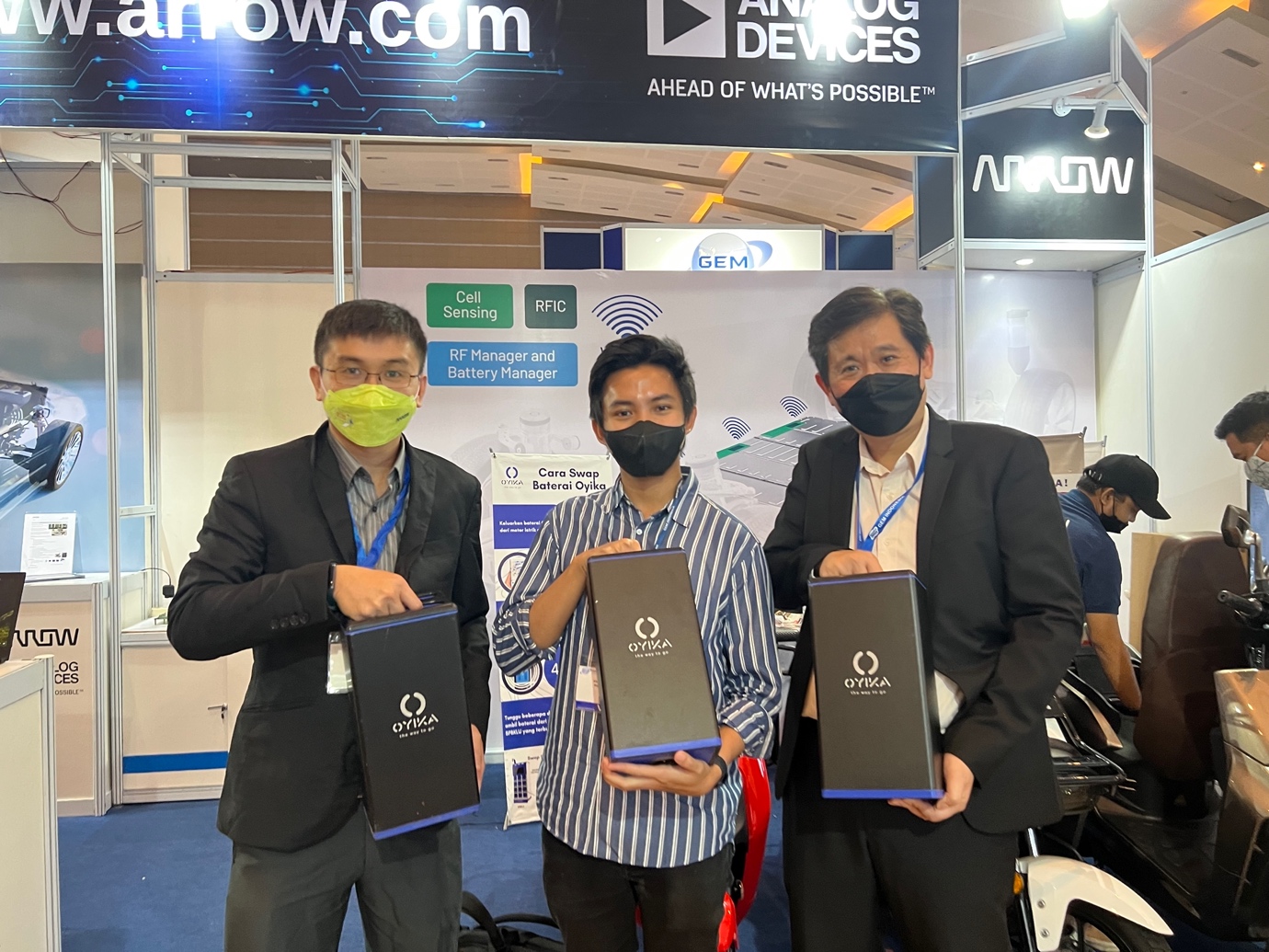 Photo caption: Arrow and Oyika showcase smart and sustainable battery solutions for e-motorbikes at the EV Indonesia Exhibition 2022 (from left: Michael Leong from Arrow, Albert Soerjonoto from Oyika, and Leslie Ong from Arrow).
