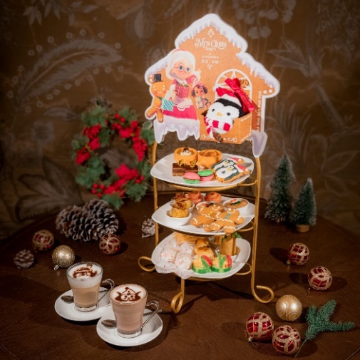 Christmas themed tea set from CAFÉ LANDMARK