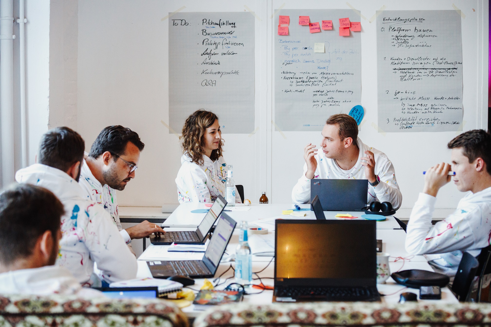 © Vetter Pharma International GmbH: Using creative thinking to move ideas forward: The project teams discuss their approaches.
