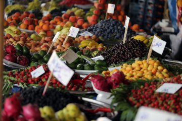 Türkiyes soaring food prices put consumers under strain