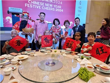 Central Singapore CDC, Si Chuan Dou Bring CNY Cheer to Residents With Calligraphy, Feast
