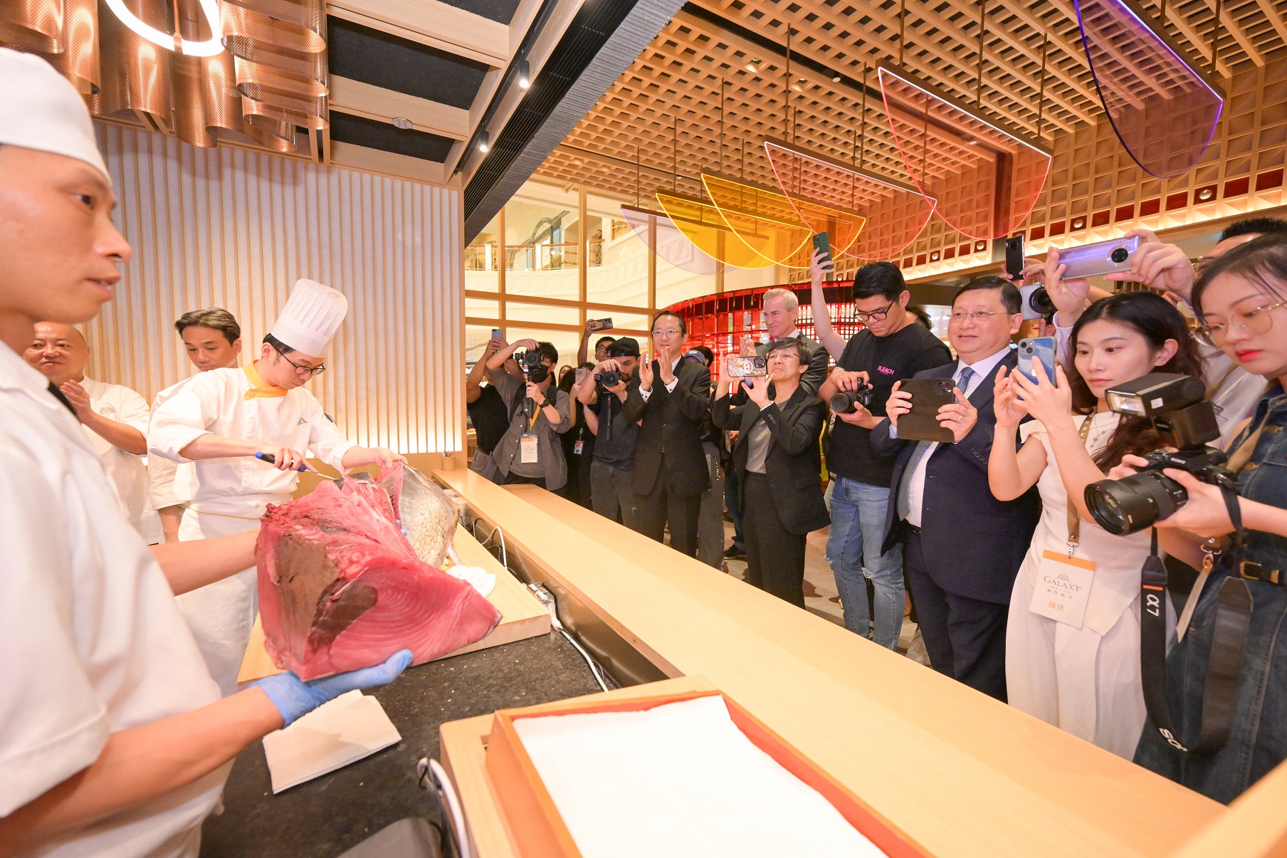 At the opening ceremony, the chef team of Kyo Watami showcased a live cutting of an 80-kilogram bluefin tuna directly imported from Nagasaki, Japan, for the guests.