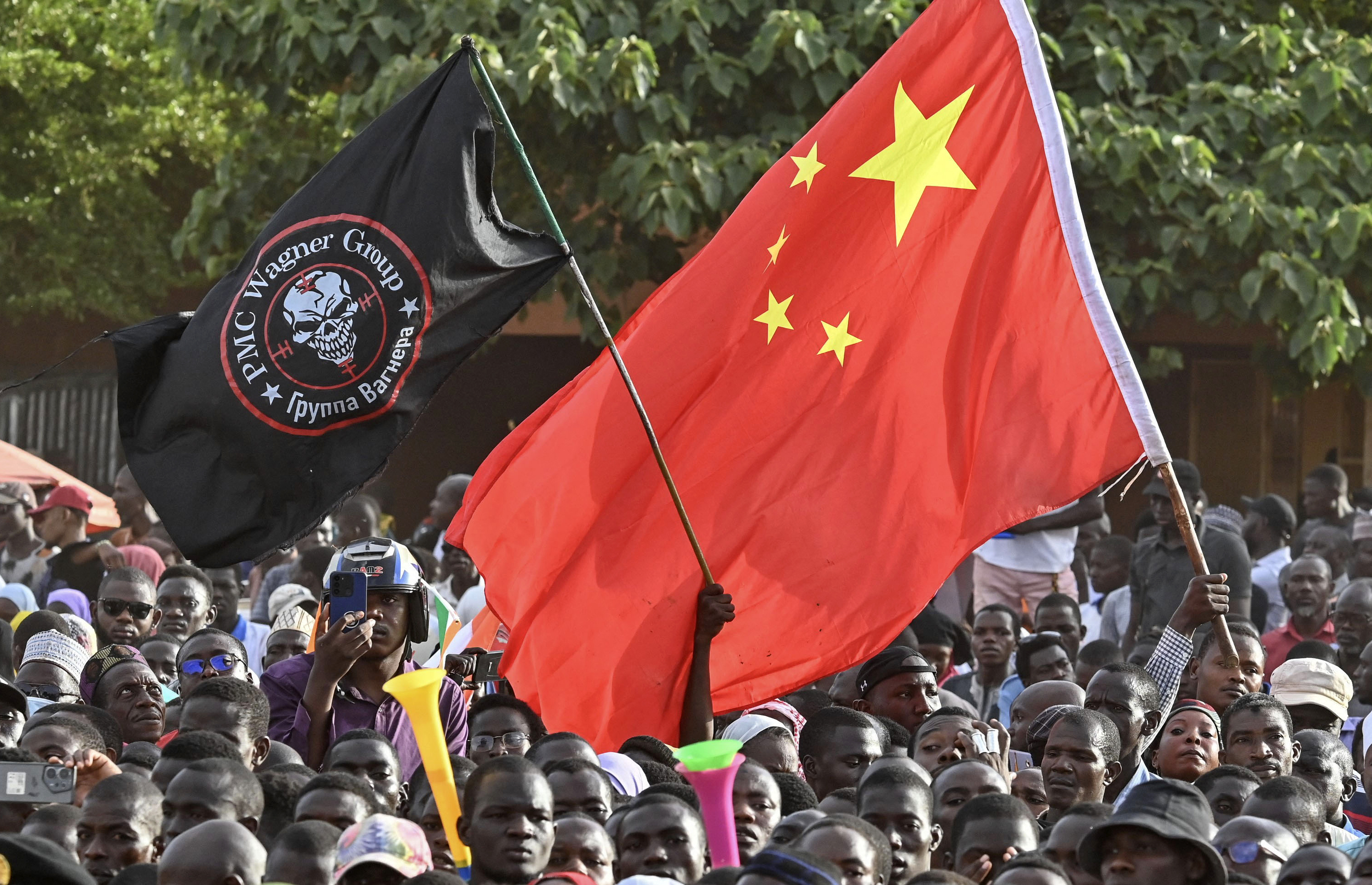 Turning away from the West towards Russia and China: Supporters of Niger's National Council of Safeguard of the Homeland (CNSP) wave the Chinese flag and flag bearing the logo of private military Company Wagner, in Niamey on September 16, 2023. (Photo by AFP/DNA) / More information via ots and www.presseportal.de/en/nr/174021 / The use of this image for editorial purposes is permitted and free of charge provided that all conditions of use are complied with. Publication must include image credits.