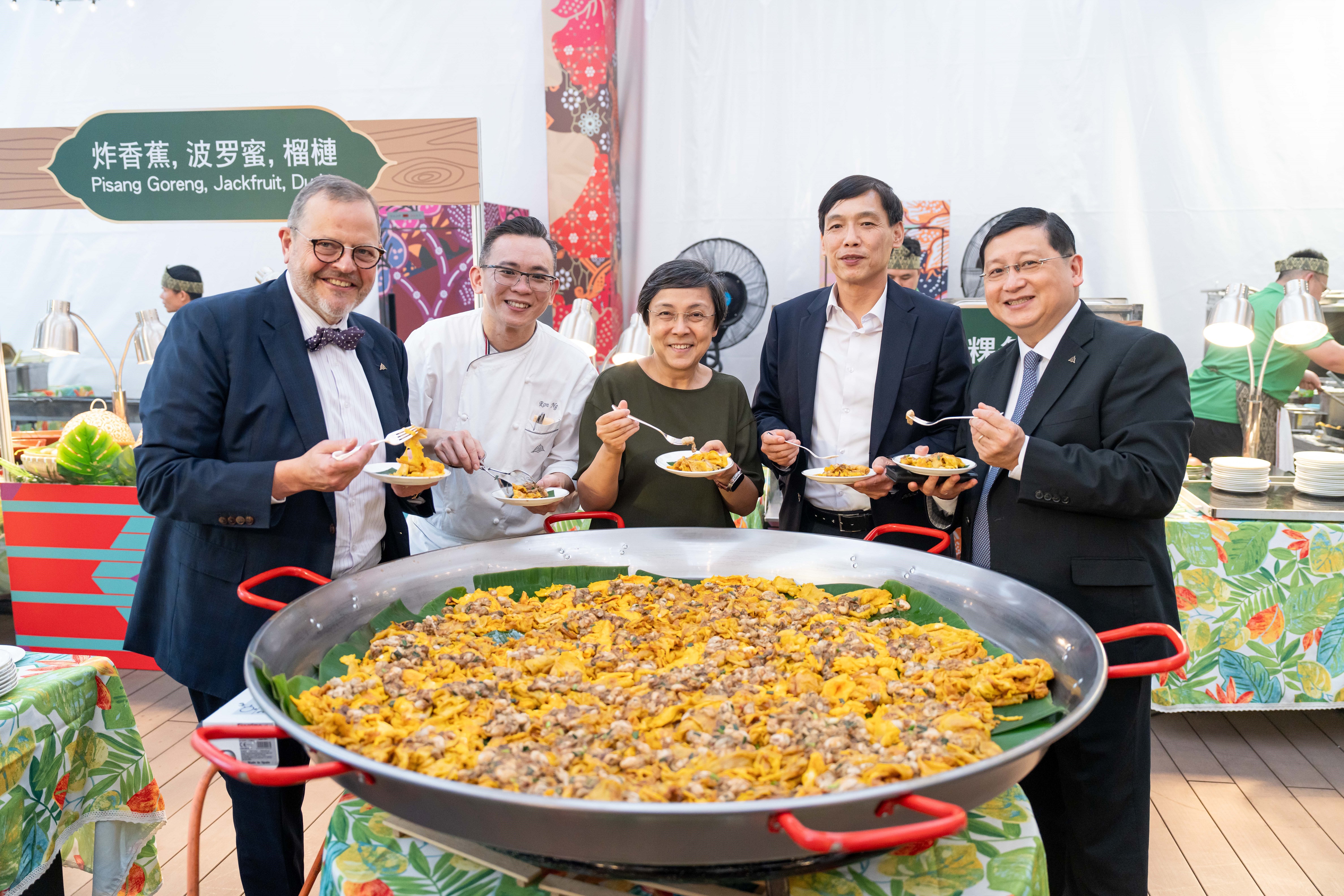 Ms. Maria Helena de Senna Fernandes, Director of the Macao Government Tourism Office(center); Mr. Ricky Hoi, Deputy Director of the Macao Government Tourism Office(second from right); Mr. Raymond Yap, Senior Director of Integrated Resort Services, Galaxy Entertainment Group(first from right) and Mr. Roger Lienhard, Executive Vice President - Hospitality of Galaxy Macau(first from left) took a photo in front of the enormous oyster pancake at the Malaysian Cultural and Food Festival buffet dinner.